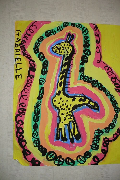The child’s painting of a giraffe the set was built from